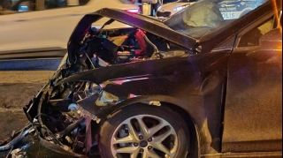 Gəncədə "Mercedes" mağazaya çırpıldı, sürücü... 