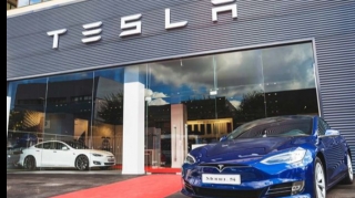 “Tesla”da kütləvi xəta: Elektromobillər sahibləri üçün qapılarını açmır 