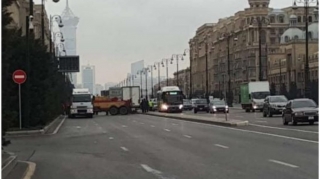 Bakıda yük maşınlarının bağladığı yollar açılıb 