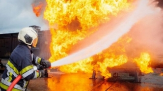 Ev həyətdəki maşınla birgə yandı