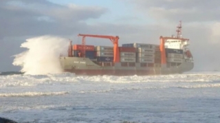 Göyərtəsində 14 nəfərin olduğu gəmi fırtınaya düşdü – VİDEO 