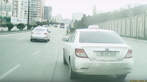 Qaydalardan xəbərsiz taksi sürücüsü görün nələr edir - VIDEO