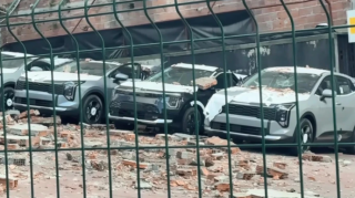 İstanbulda divar çökdü: 12 yeni avtomobilə ziyan dəydi