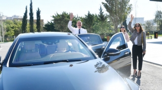 Sakinlər evlərindən İlham Əliyev və Mehriban Əliyevanı salamladılar - FOTO 