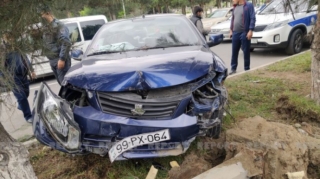 İdarəetməni itirən sürücü avtomobili işıq dirəyinə çırpdı  - FOTO