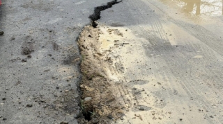 Çökən yollar, zədələnən avtomobillər: məsuliyyət kimdədir? 