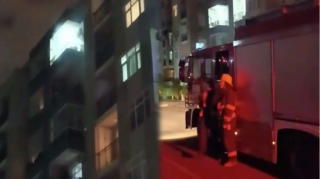 Yasamalda balkonda kabab bişirdi, tüstüsünə yanğınsöndürənlər gəldi - VİDEO