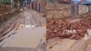 Sabah Bakının bir rayonunda uşaqlar məktəbə palçıqlı yolla gedəcəklər  - VİDEO