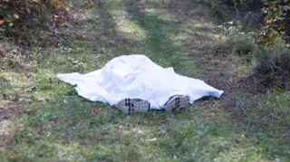 30 yaşlı qadının meyiti evinin həyətində tapıldı 