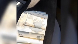 Taksidən enən müştəri verdiyi pulla sürücünü şoka saldı   - VİDEO