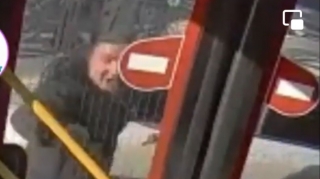 Baku Bus-un avtobusunu təpikləyən sürücü tutuldu; 980 manat ziyanı ödədi  - VİDEO - FOTO