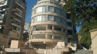 Ramiz Mehdiyev və Əli Həsənovun Qurban Məmmədova bağışladığı bina sökülür - VİDEO