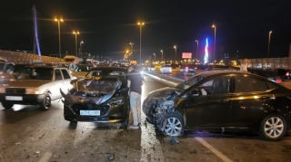 Bakıda üç avtomobil toqquşub, xəsarət alanlar var - FOTO 