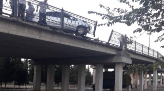 Kürdəmirdə avtomobil körpünün hasarına çırpıldı - FOTO 