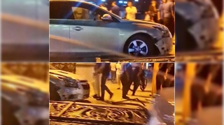 Qəza törədən “Chevrolet”  dəmir məhəccərləri yerindən qopardı  - VİDEO