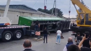 Binəqədidə TIR aşdı  - VİDEO