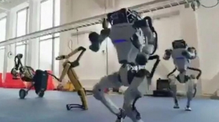 Robotların insan kimi rəqsi   - VİDEO