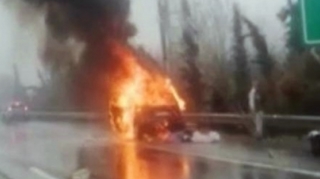 Hərəkətdə olan avtomobil yanıb kül oldu;  sürücü canını güclə qurtardı - VİDEO 