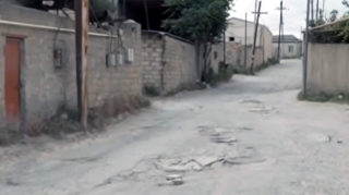 Binəqədidə sakinlərin canını boğaza yığan yollar - VİDEO 