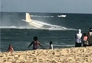 Təyyarə çimərliyə düşdü – VİDEO