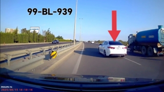 Ötmə əməliyyatı edən sürücü faciəvi qəzanın bir addımlığından döndü - VİDEO