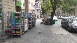 Bakıda məşhur market səkini anbara çevrib  - FOTO