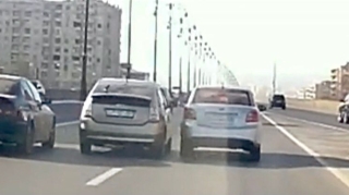 “Prius” sürücüsü səbrsizliyi ilə qəzanın yanından ötdü  - VİDEO