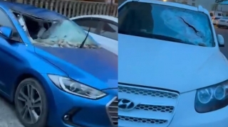 Bakıda binanın fasadı uçaraq maşınları zədələdi - VİDEO