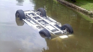 Bərdədə avtomobil su kanalına düşdü, sürücü xəsarət aldı 