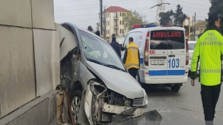 Bakıda avtomobil səkiyə çırpılıb, xəsarət alan var 