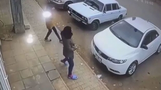В Баку девушка бросила обломок плитки в автомобиль  - ВИДЕО