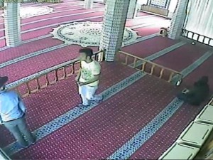 Namaz qıldılar, sonra da sədəqə qutusundakı pulu oğurladılar - VİDEO