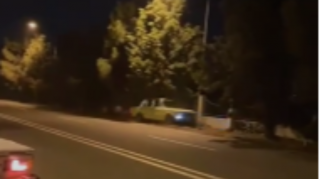 "06" ilə "avtoşluq" edən sürücü işıq dirəyinə çırpıldı  - VİDEO