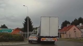 Yük maşınının ölü zonasına keçən sürücü qəzaya düşdü - VİDEO