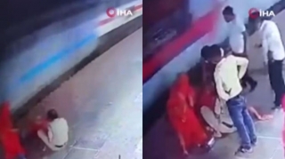 Polis qadını qatarın altında qalmaqdan son anda xilas etdi - VİDEO 