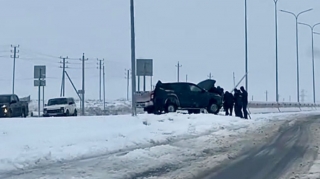 Qarlı yolda sürüşən “Mitsubishi” dirəyə çırpıldı    - VİDEO