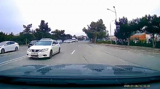 Səbrsiz sürücü əks yola çıxıb maşının üzərinə sürdü - 90-ZF-990    - VİDEO