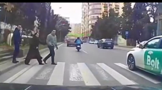 Bakıda piyada sürücüyə hirslənib maşının üstünə dırmaşdı - REAL VİDEO 