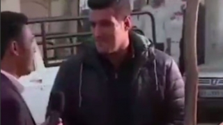 İranlı çempion yoxsulluq ucbatından küçədə meyvə satır - VİDEO 