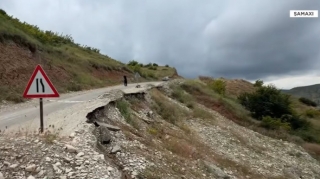 В Шамахы часть дороги обрушилась из-за оползня - ВИДЕО 
