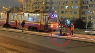 Tramvayın altına düşən kişi faciəvi şəkildə öldü - FOTO - VİDEO 