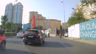 Sağa düzgün dönə bilməyən sürücülərin biri qəza şəraiti yaratdı, digəri yolu kəsdi - VİDEO