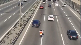Bakıda dəhşətli qəza: Qaydaları ciddiyə almayan moped sürücüsü iki maşının arasında qaldı - VİDEO
