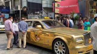 В Индии заметили необычное такси Rolls-Royce, покрытое золотом