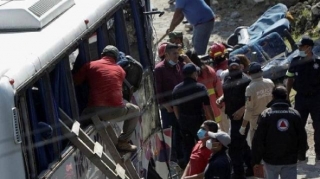 Meksikada mikroavtobus uçuruma aşdı: Ölənlər var 