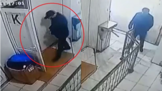 Bakıda kişini tualetdə soydular: 10 min dollarlıq quldurluğun görüntüləri - ANBAAN VİDEO 