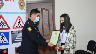 Yol polisinə  "Məktəblilərin sevimlisi"  sertifikatı verildi  - FOTO