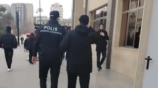 Bakıda heç kimin fikir vermədiyi yaşlı kişinin köməyinə polis çatdı - VİDEO 