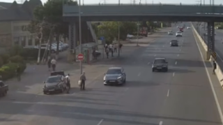 Yaxınlıqda piyada keçidi olsa da yolu təhlükəli yerdən keçdilər - VİDEO