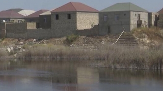 Ramanada sakinlərin başına bəla olan göl  - VİDEO